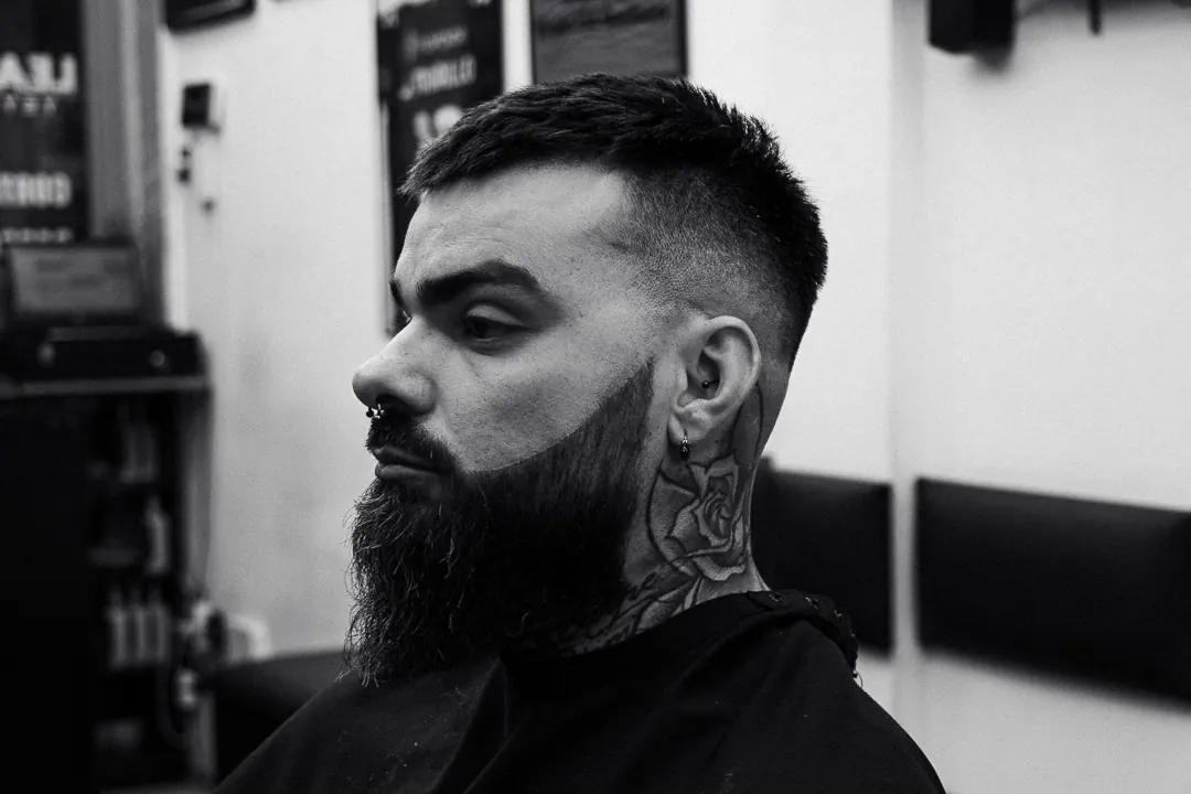 Barba perfilada de perfil