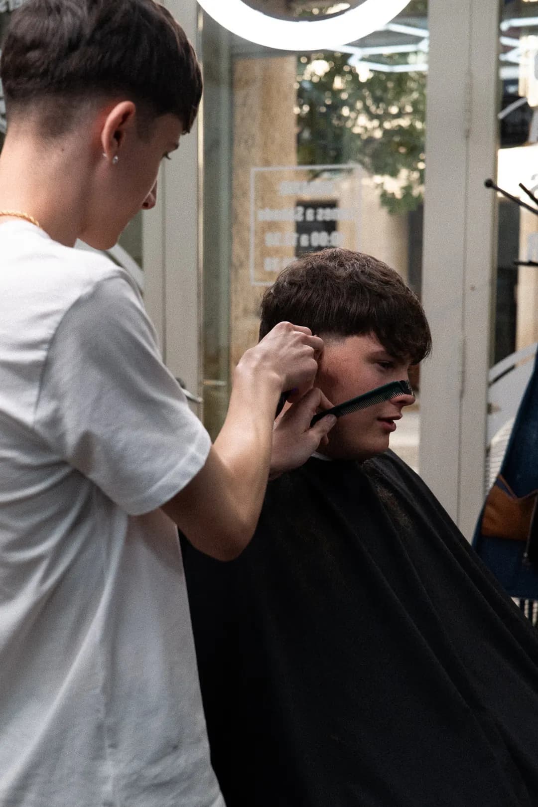 Barbero y cliente frente al espejo antes de empezar