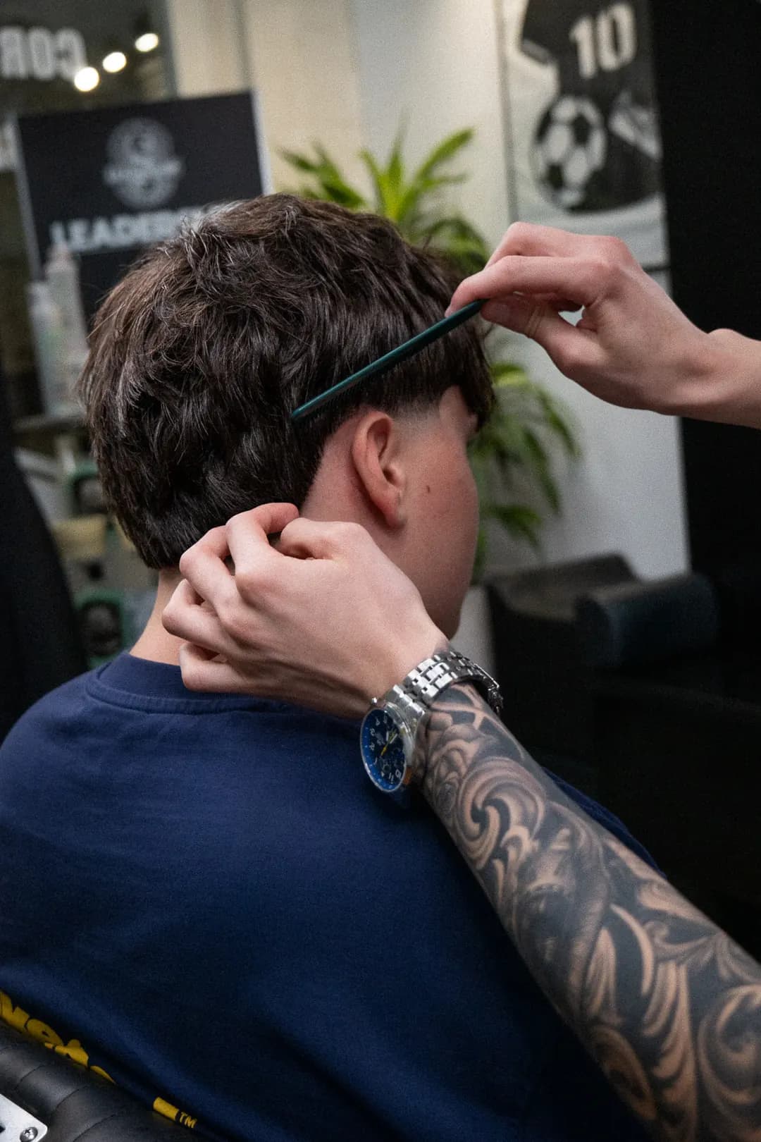Peine separando la parte superior del pelo