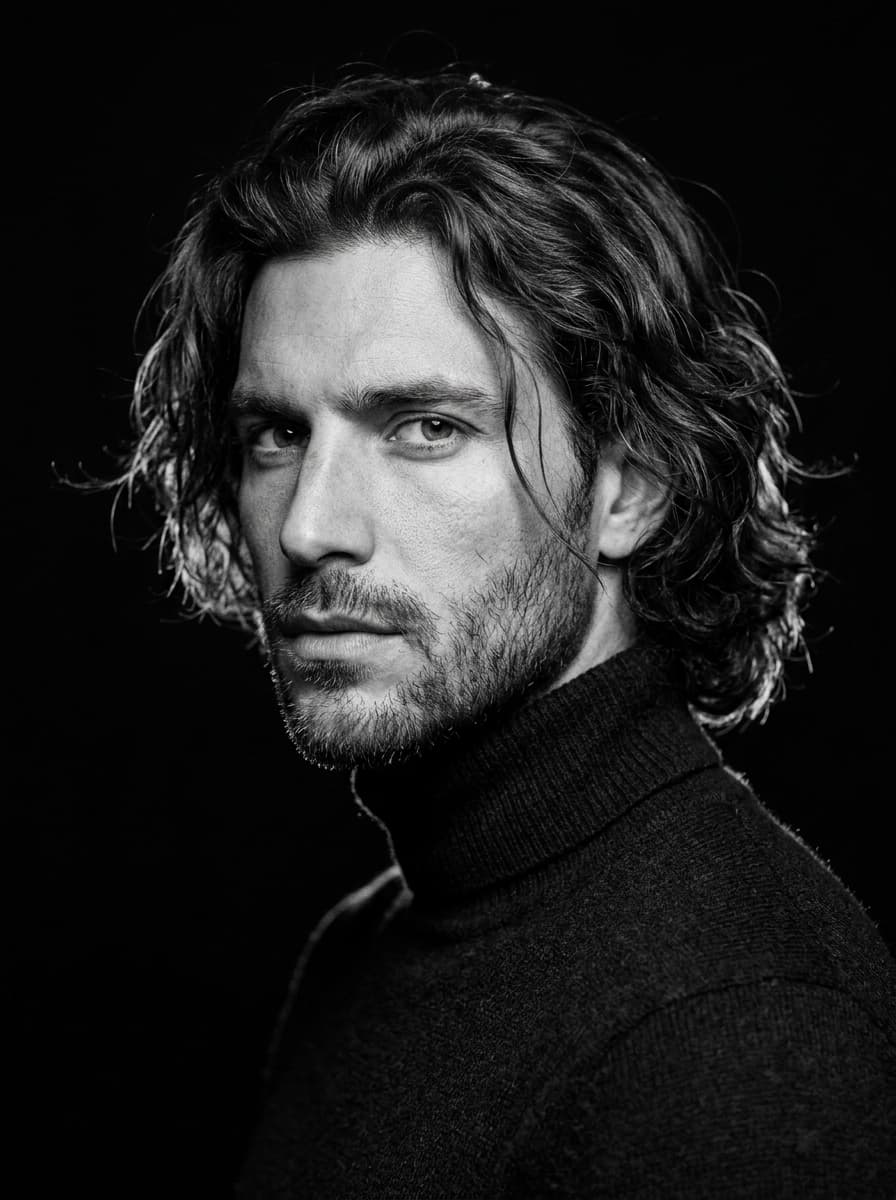 Modelo masculino con cabello natural desestructurado