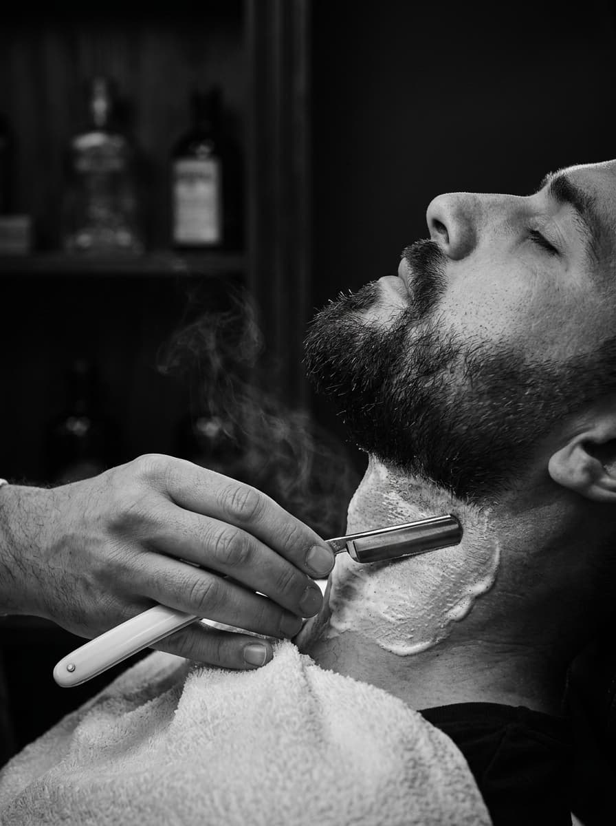Afeitado a navaja clásica con toalla caliente y vapor aromático