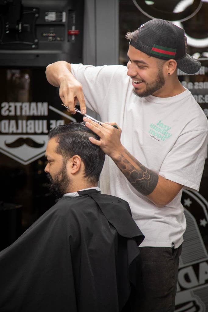 Yeyex en sus inicios como barbero, antes de fundar Leadership